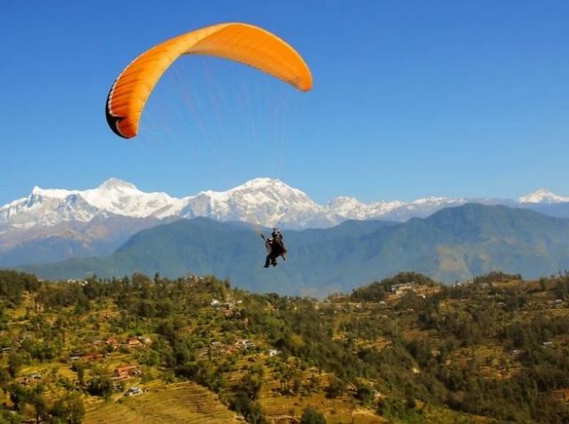  Parapente nas montanhas no verão 